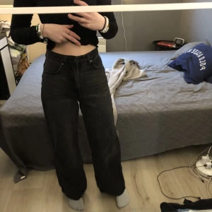 Wide Jeans - Säljer nu dessa Jeans från H&M i storlek 34. Säljer de för jag inte använt de. Sitter bra i midjan och är bra längd på mig som är 160 cm! Inga defekter. Kan skicka flera bilder i dm 💕 Köparen står för frakt men kan även mötas upp i Göteborg 💕😊
