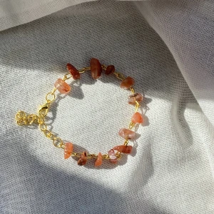 Carnelian bracelet🧡 - Ett jättefint armband i kristallen karneol. Ett litet kort med kristallens egenskaper medföljer.🤍 frakten kostar 16kr, och armbandet kommer med en förlöngningskedja!