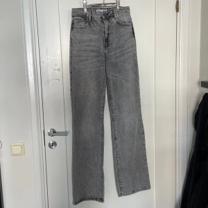 Gråa jeans - Gråa jeans från Zara. Super snygga men tyvärr för små på mig (172cm med stora lår). Knappt använda! (Läs i min bio för mer info)