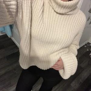 Stickad tröja  - Säljer nu denna jättefina stickade tröja som aldrig är använd💓den är tidigare köpt hör på Plick men är i jättefint skick! Färgen är mer créme vit❣️hör gärna av dig om du skulle ha några fler frågor😊 köparen står för frakten!!