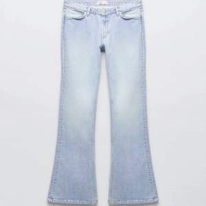Zaras low rise flare jeans i storlek 34 som är slutsålda på zaras hemsida🤍 innerbenslängd: 83 cm midjemått: 35 cm Köparen står för frakten! Bud på 320, köp direkt för 450
