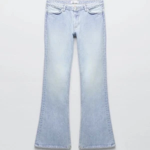 Low rise flare jeans - Zaras low rise flare jeans i storlek 34 som är slutsålda på zaras hemsida🤍 innerbenslängd: 83 cm midjemått: 35 cm Köparen står för frakten! Bud på 320, köp direkt för 450