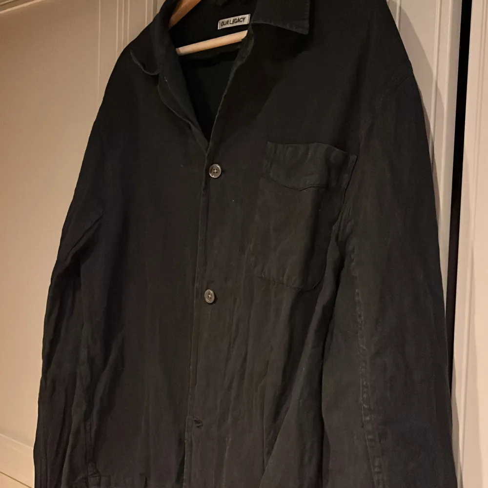 En svart linne skjorta från Ourlegacy . Skjortor.