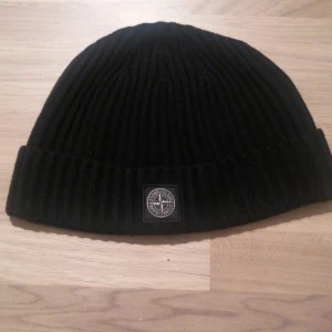 Stone island mössa  - Nu äre dags för mig att sälja min riktigt feta stone island mössa. Den är äkta och i 9/10 skick. Säljer den pga är sugen på en annan mössa. Priset kan diskuteras vid snabb affär(Tar gärna emot byten) 