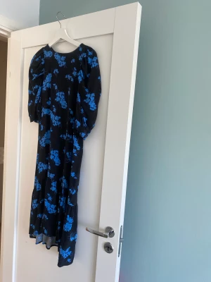 Lindex klänning med puffärm - Klänning i fint skick. S men kan nog passa en M också. 