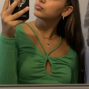 Grön topp  - Snygg och cool grön cutout topp ifrån hm🤍