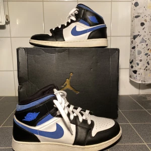 JORDAN 1 MID "WHITE RACER BLUE" - Nike Jordan 1 white racer blue, storlek 40, skick 7/10 Nypris 2999 kr. Köparen står för frakt kan även mötas upp. Betalning sker via swish eller kontant