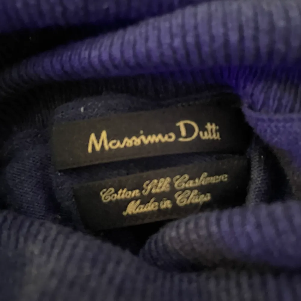 Mörkblå Polotröja i cashmere från Massimo Dutti. Säljer för jag använder den inte längre! . Tröjor & Koftor.