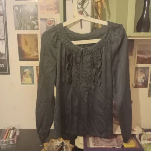 söt gotisk tröja 🦇🩸 - söt gotisk tröja 🦇🩸 mörk grön/blå, knappar i storlek small, ganska urringad 