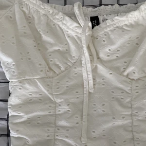 Vit klänning - Säljer denna ganska tighta klänning köpt på h&m i somras för 299kr! Använd 1 gång och provad på bilden⭐️ jätte snygg!