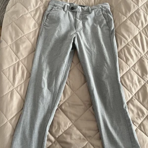 Kostymbyxor - Säljer dessa 2st kostymbyxor från Jack&Jones. Ena har storlek W27L30 och ena W28L30