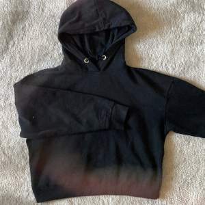 En svart hoodie från lager 157 i storlek xs/s, oanvänd och i bra skick!