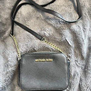 Äkta Micael Kors väska - Gott skick, inga skador - som ny. Liten och smidig väska med korthållare i. Köparen står för frakt.