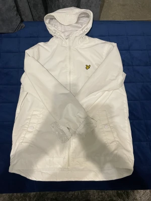 Lyle & Scott vindjacka - En 2 månaders gammal vindjacka från Lyle & Scott. Passar perfekt nu under våren när lite vind fortfarande finns kvar men bäst under hösten. Fläckfri och jättebekväm emot vind. Pris kan diskuteras samt står köparen för frakten. Ord pris 1499:-