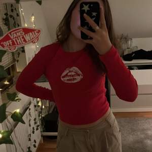 en jättefin röd Primark tröja med tryck där fram. använd ett fåtal gånger och köpte den när jag var i London förra året (september) trycket är en mun där det står ”heart breaker”. skriv privat för mer bilder❤️
