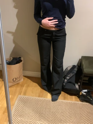 Svarta kostymbyxor från Zara - Säljer igen då köparen var oserös och vill verkligen få sålt på dem nu💗💗 Jätte fina kostymbyxor som är endast använda ett fåtalgånger (2-3) 💗pris kan diskuteras och kontakta mig om ni vill ha fler bilder💓