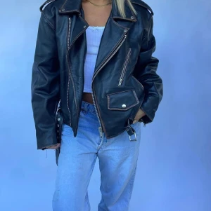 Skinnjacka  - Skit snygg skinnjacka i äkta läder, köpt på lisasidenvintage. Jackan är i storlek M men passar de flesta beroende på vilken passform man vill ha!  Säljer då den tyvärr inte kommer till så mycket användning…  Nypris: 2200 kr Säljer för 1200 kr + frakt