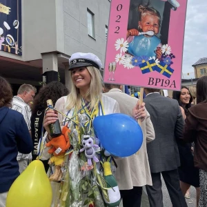 Studentklänning  - Studentklänning som endast har använts en gång! Med rosett som kan knytas antingen fram eller bak. Köpt för 699 kr på Bubbleroom.se😊