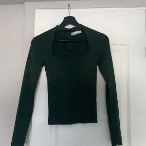 Topp - Säljer denna fina från zara!! Använd kanske 3 gånger, precis som ny inga fläckar eller så. Köpt för drygt ett år sedan. Säljer för 170 men vid snabb affär kan jag tänka mig att sänka priset så ge förslag på ett pris du är villig att betala🫶🏼