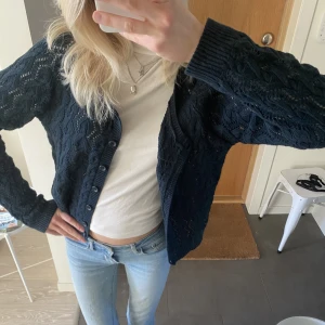 Kofta  - Såå fin stickad mörkblå kofta