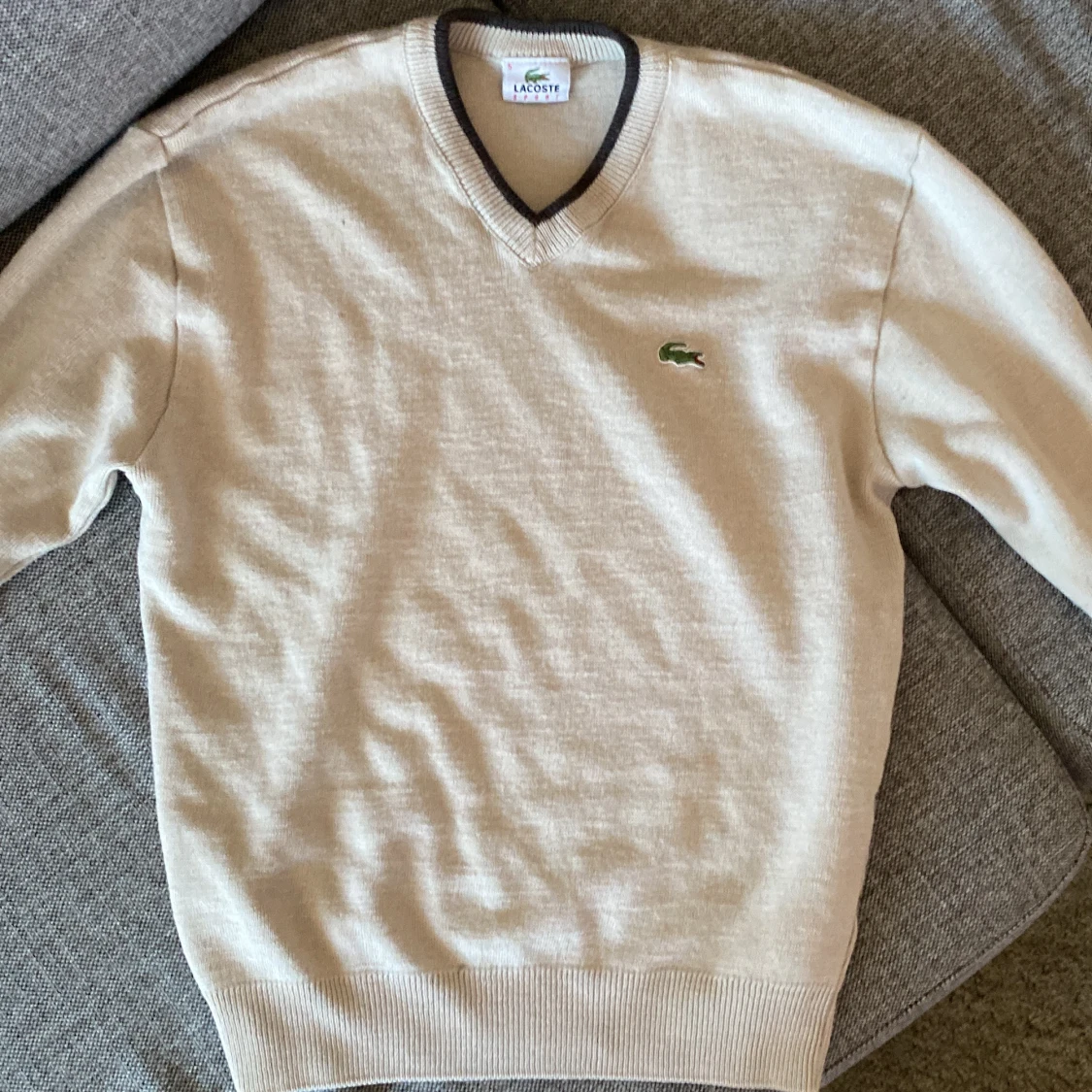 stickad Lacoste tröja