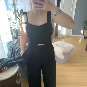Jumpsuit  - Svart overall från Zara i storlek s, men jag skulle säga att den passar en liten s. För nu är den lite tight på mig. Köpt för cirka 3 år. Använd en säsong. I väldigt bra skick 🖤❣️.