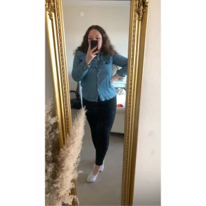 Skjorta - Skjorta med volang 