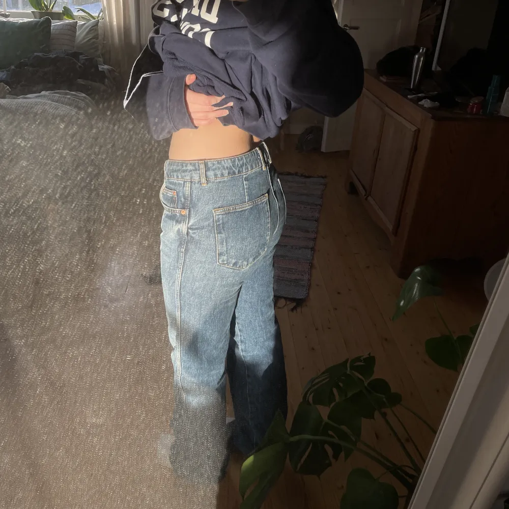 Ett par mörkblåa jeans i bootcut från zara. De är midrise och i fint skick!! Köpare står för frakt!. Jeans & Byxor.