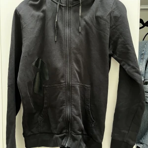 Peak performance  - Peak Hoodie som är en tunnare variant. Man ser väldigt slimmad ut och krallig. 