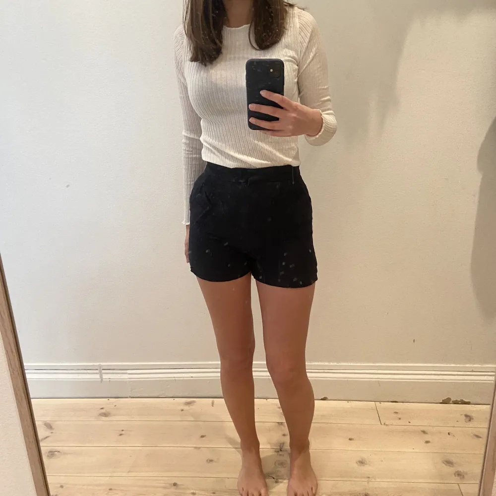 Mörkblå shorts från Hm. Små i storlek (34). Väldigt fina och klassiska men för små för mig. . Shorts.