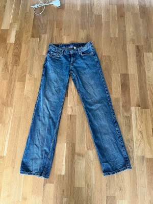 Weekday Arrow Low Straight Jeans - Färg: Grey blue  Skick: 9/10