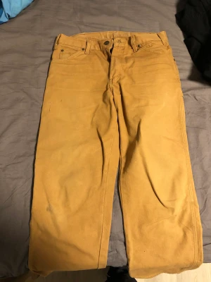 Dickies byxor  - Sånna dickies, ni vet, ni kan den, lite fläckar jag inte vet om ja får bort. Osäker på storlek dock, men passar någon runt 180 