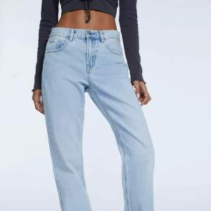Säljer dessa jeans från stradivarius. Supersnygga med medel/låg midja och fin passform, endast använda 1 gång ✨