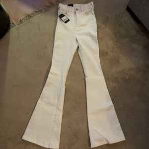 Vita bootcut Jeans  - Aldrig använda. Prislappen kvar. 