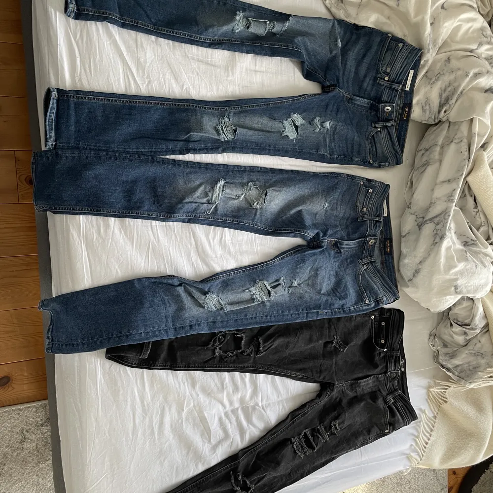 3st Jack and Jones jeans. Alla byxor är använda med i bra skick. Inga synliga skador. Alla är av modellen skinny fit / Liam. Storlek: svarta W27 L30 Dom blåa är likadana, ända skillnaden är att ena paret är av storlek W28 L30 och den andra är W27 L30.  . Jeans & Byxor.