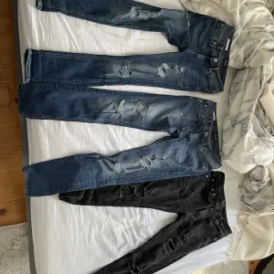 3st Jack and Jones jeans. Alla byxor är använda med i bra skick. Inga synliga skador. Alla är av modellen skinny fit / Liam. Storlek: svarta W27 L30 Dom blåa är likadana, ända skillnaden är att ena paret är av storlek W28 L30 och den andra är W27 L30.  