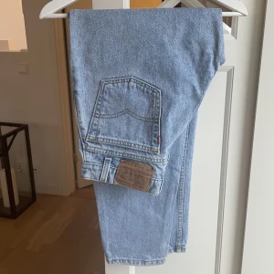 Levi’s blåa jeans - Superfina blåa jeans från Levi’s i fint skick. Passar dig som har storlek 36 i jeans. Jag är 168 cm lång och de är bra i längden på mig.