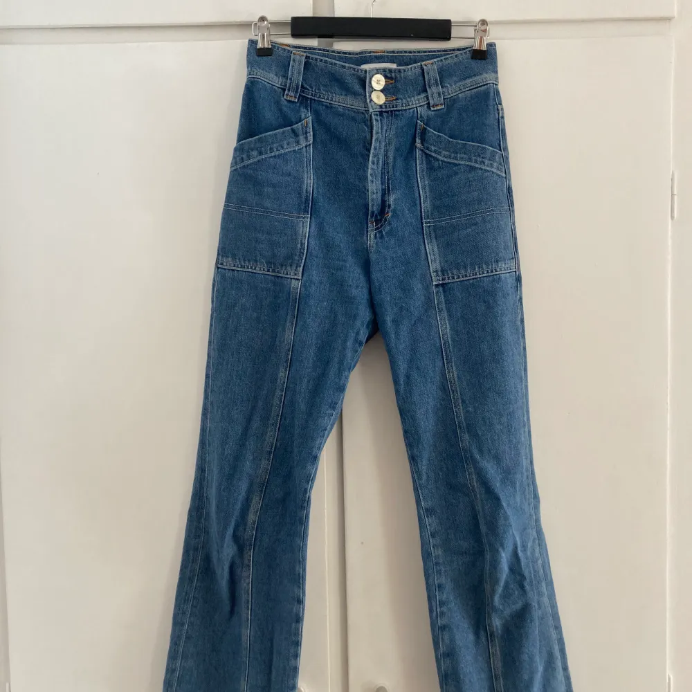 Mörkblå raka/vida jeans med stora fickor i cargo-stil. Väldigt fin dubbelknäppning med snygga knappar. Säljes då de är för korta för mig.. Jeans & Byxor.