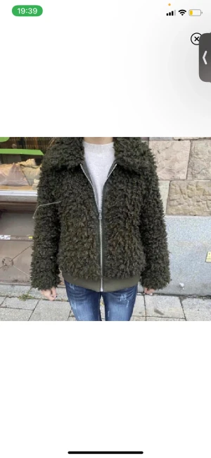 Jacka från HM - Säljer denna så eftertraktade jackan från HM. Köpt på plick men använd ungefär 2 ggr❤️❤️