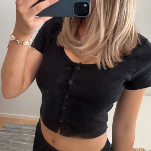 Sommartopp - Gullig svart sommartopp från bikbok i storlek S❤️