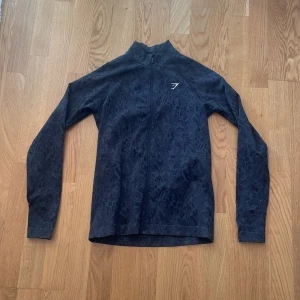 Tränings tröja - Fin tränings tröja, lite för liten för mig. Storlek M mer dom storlek S. Men såklart väldigt stretchig. 