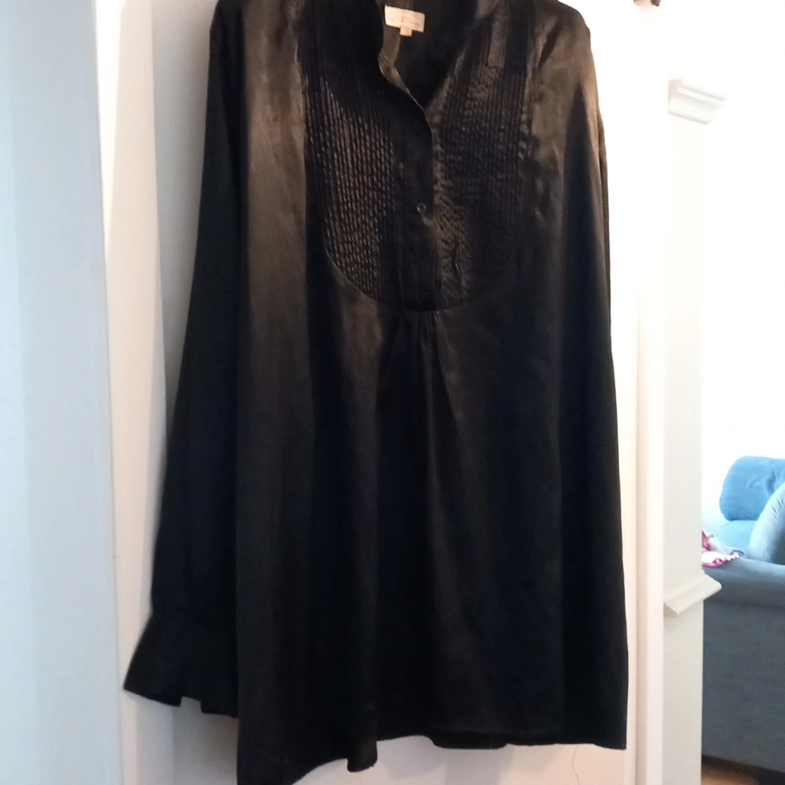 Två snygga blusar.En svart i satin. Den blåmönstrade i bomullstyg. Storlek 52-54 - 90