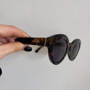 Ny! Super fint Ganni solglasögon. Ny pris 2095kr sold out! Color: tobacco Brown /black 