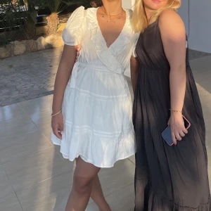 Viy klänning - OBS. Den VITA klänningen säljs!!  Vit klänning från NA-KD i strl 36 som endast är använd 1 gång! Köparen står för frakt (dvs 120+frakt) För fler bilder eller info så är det bara att höra av sig!💓🫧