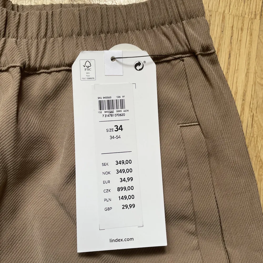 Rak croppad twillbyxa från Lindex (ljusbrun) med lappen kvar men insett jag inte kommer använda de. 100 kr plus frakt. Nypris 349 kr. . Jeans & Byxor.