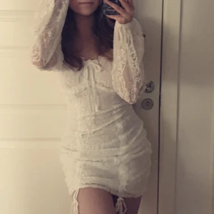 Na-kd studentklänning - Superfin studentklänning helt slutsåld och säljs inte längre. Använd 1 gång. Klänningen har två lager som medföljer ❤️klänningen är st 34/xs men passar mig som är st S. Bild nr 1 är hur den ser ut på mig och bild nr 2 är lånad. Frakt ingår ej!