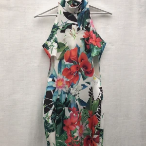 Blommig klänning  - Klänning från Nelly med utskurningar på sidorna!  Väldigt fint skick. Storlek S