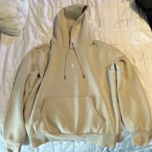 Ralph Laurent hoodie i väldigt bra skick, säljer för att den har blivit för liten.