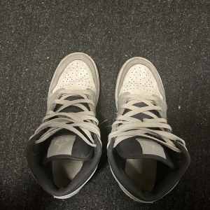 Ait Jordan 1 Mid Light Smoke Grey Anthracite - Säljer då mina skor som jag har vuxit ur, storlek 37,5. Skorna är köpta ifrån Restocks i somra. Hör gärna av er för mer bilder/info.  Nypris: runt 3000kr  Mitt pris: 1300kr Mvh meltion 