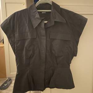 Säljer denna fina kortärmade skjorta i svart färg från Ginatricot